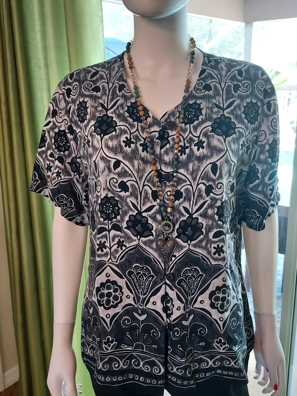 Black & White Floral V-Neck Button Front Blouse made of an Italian Blend Sz. 1x